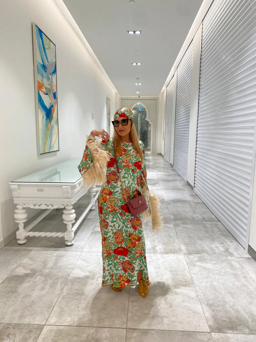 Antonella Bravi in caftano stampato — Dubai